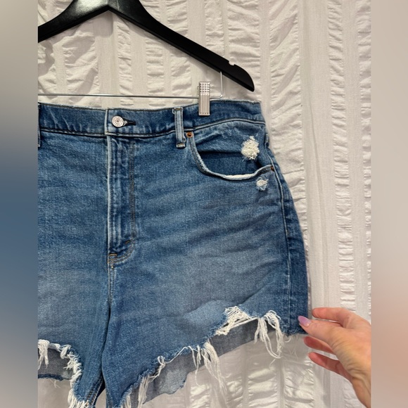 A&F "Mom" Jean Shorts 3/3.5 Inch - Picture 2 of 4